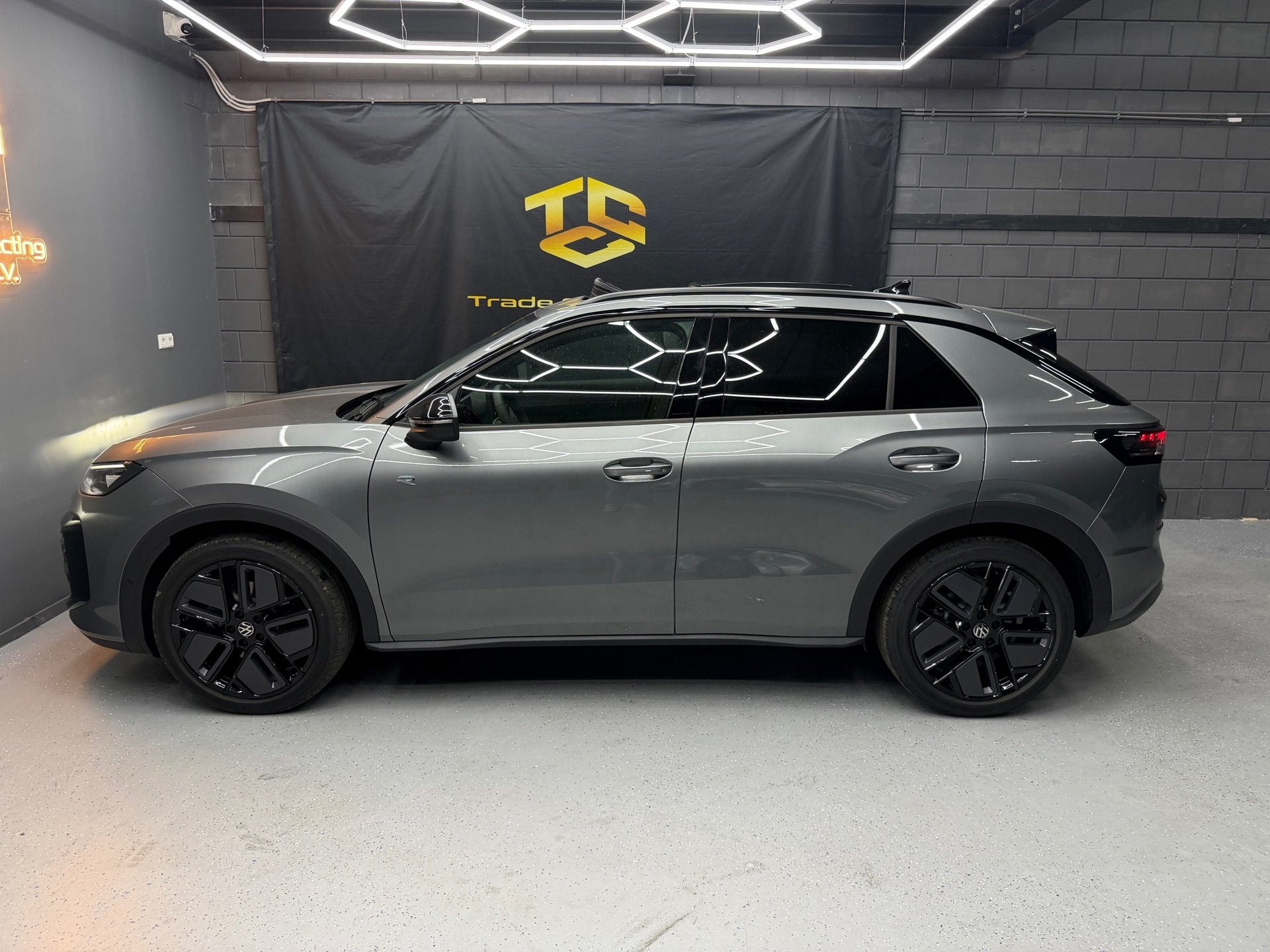 Foto 7 van Volkswagen T-ROC 1.5 eTsi R-Line First Edition Pano-IQ-KEYLE