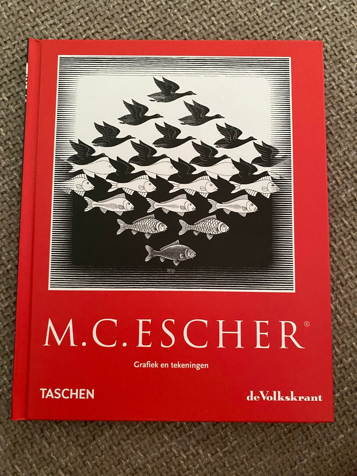 M.C. Escher: Grafiek en tekeningen (Taschen) volkskrant, Boeken, Kunst en Cultuur | Beeldend, Ophalen of Verzenden, Nieuw, Grafische vormgeving