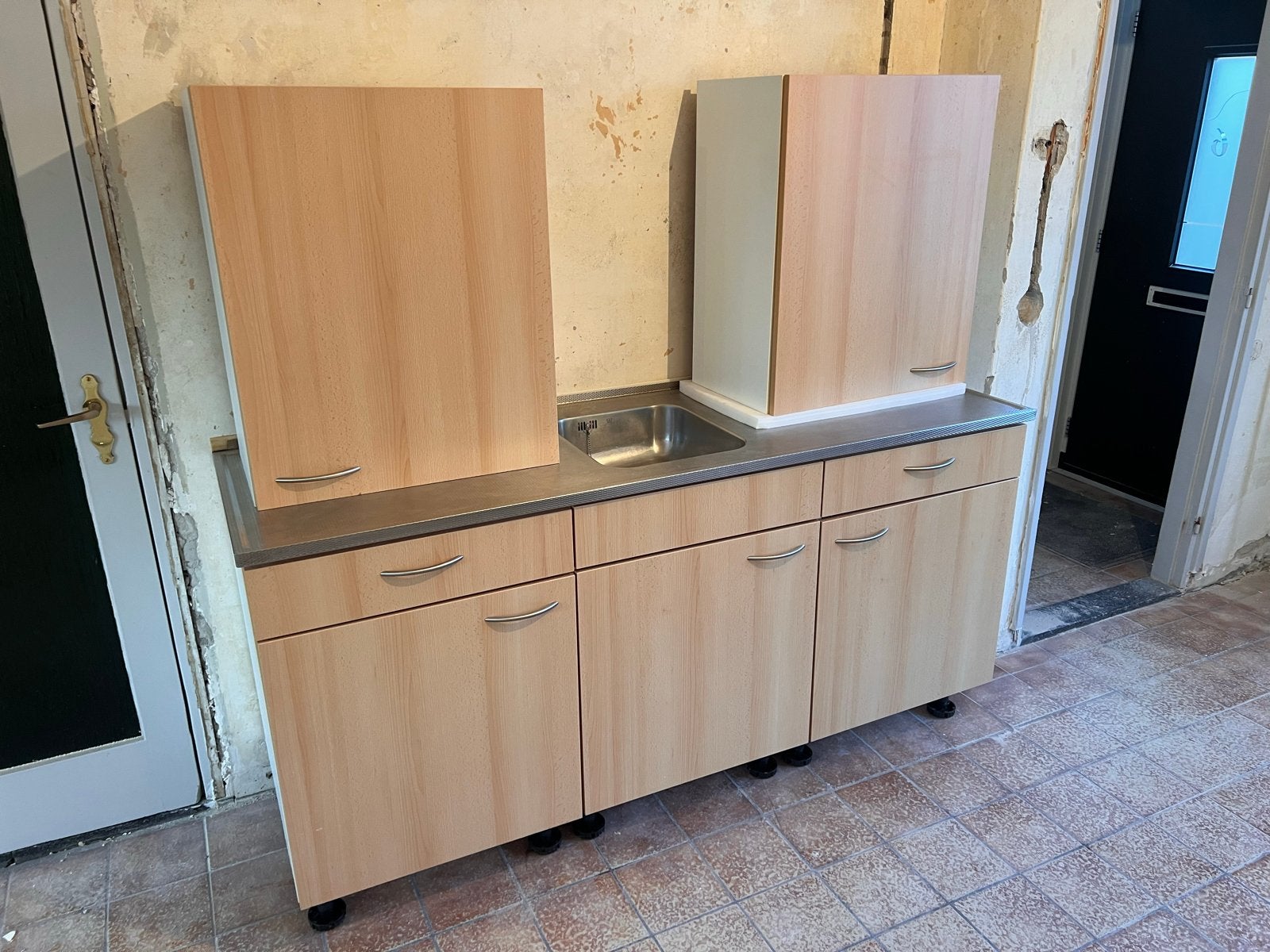 Keuken met spoelbak en bovenkasten, Ophalen, Gebruikt, Bruin, 100 tot 150 cm