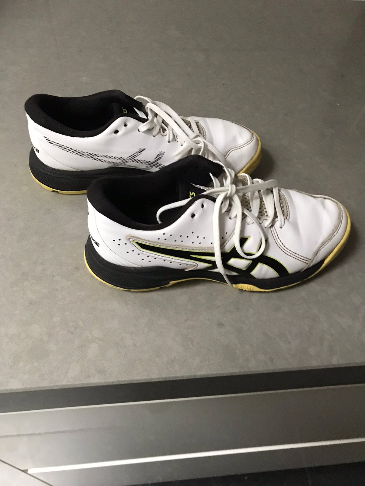 Hockeyschoenen mt 36 Asics, Ophalen of Verzenden, Zo goed als nieuw, Schoenen
