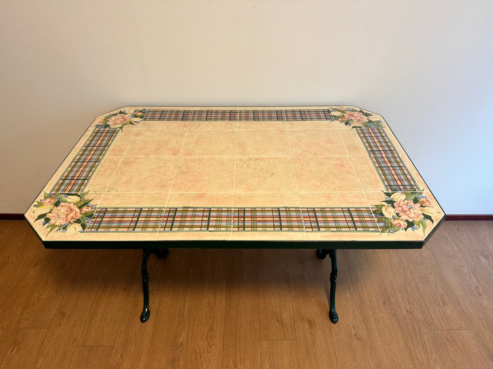 Vintage tuintafel met tegels en bloemmotief, Ophalen