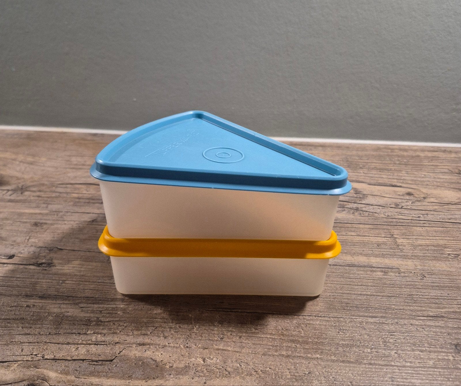 Tupperware kaaspunt / taartpunt diepvriesdoosjes, Ophalen of Verzenden, Zo goed als nieuw, Bewaardoos, Met deksel