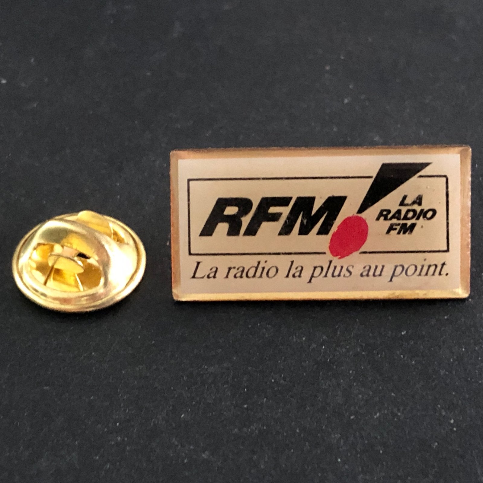 Vintage RFM La Radio FM speldje pin, Ophalen of Verzenden, Gebruikt, Overige onderwerpen, Speldje of Pin