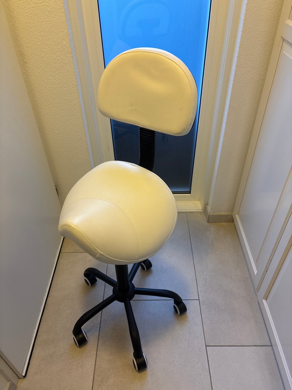 Witte ergonomische zadelkruk met rugleuning, Ophalen, Gebruikt, Wit, Leer