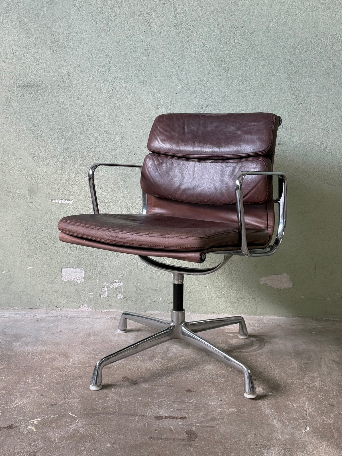 VITRA EA 208 bruin leer, Ophalen of Verzenden, Gebruikt, Bruin, Bureaustoel