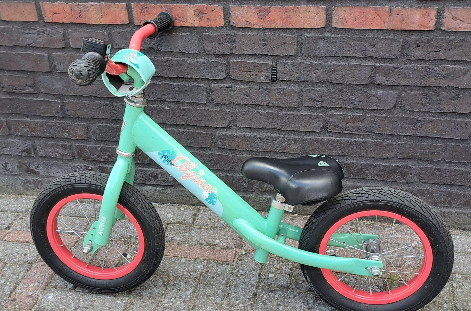 loopfiets alphina 12 inch, Kinderen en Baby's, Speelgoed | Buiten | Voertuigen en Loopfietsen, Ophalen, Zo goed als nieuw, Loopfiets