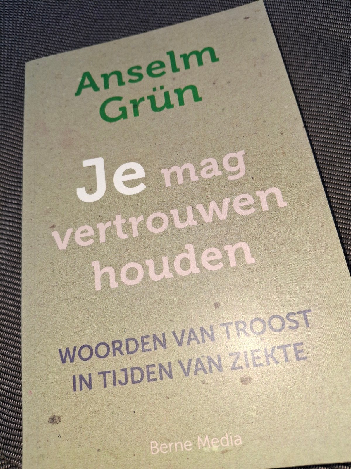 Anselm Grùn - Je mag vertrouwen houden, Boeken, Anselm Grùn, Achtergrond en Informatie, Ophalen of Verzenden, Zo goed als nieuw