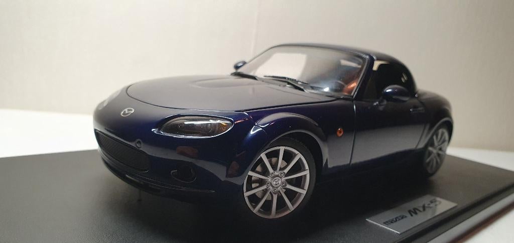 AUTOart Mazda MX-5Roadster LHD 2006 dealer edition, Hobby en Vrije tijd, Modelauto's | 1:18, Ophalen of Verzenden, Nieuw, Auto
