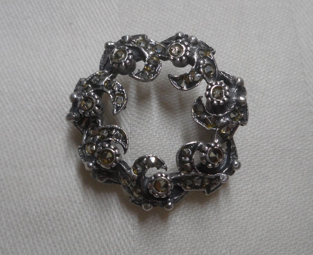 Zilveren broche met markasiet steentjes nr.1463