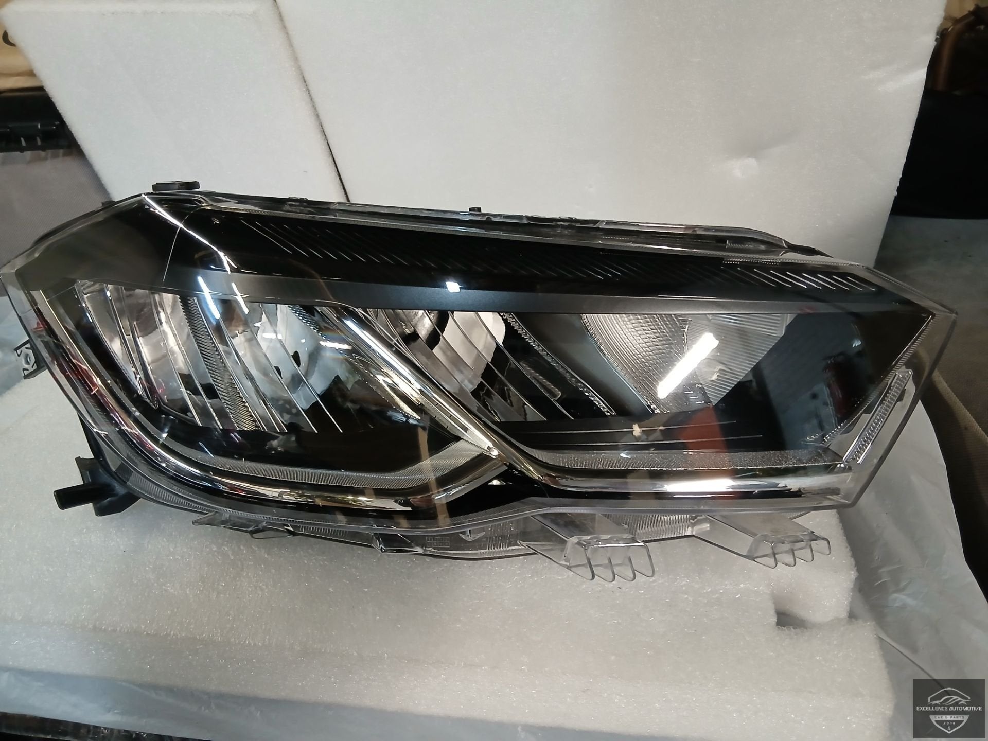 VW Polo 2G Facelift 2021+ Vol LED Koplamp Rechts 2G1941006C, Gebruikt, Volkswagen, Volkswagen AG, Berliner Ring 2
38440  Wolfsburg, DE
