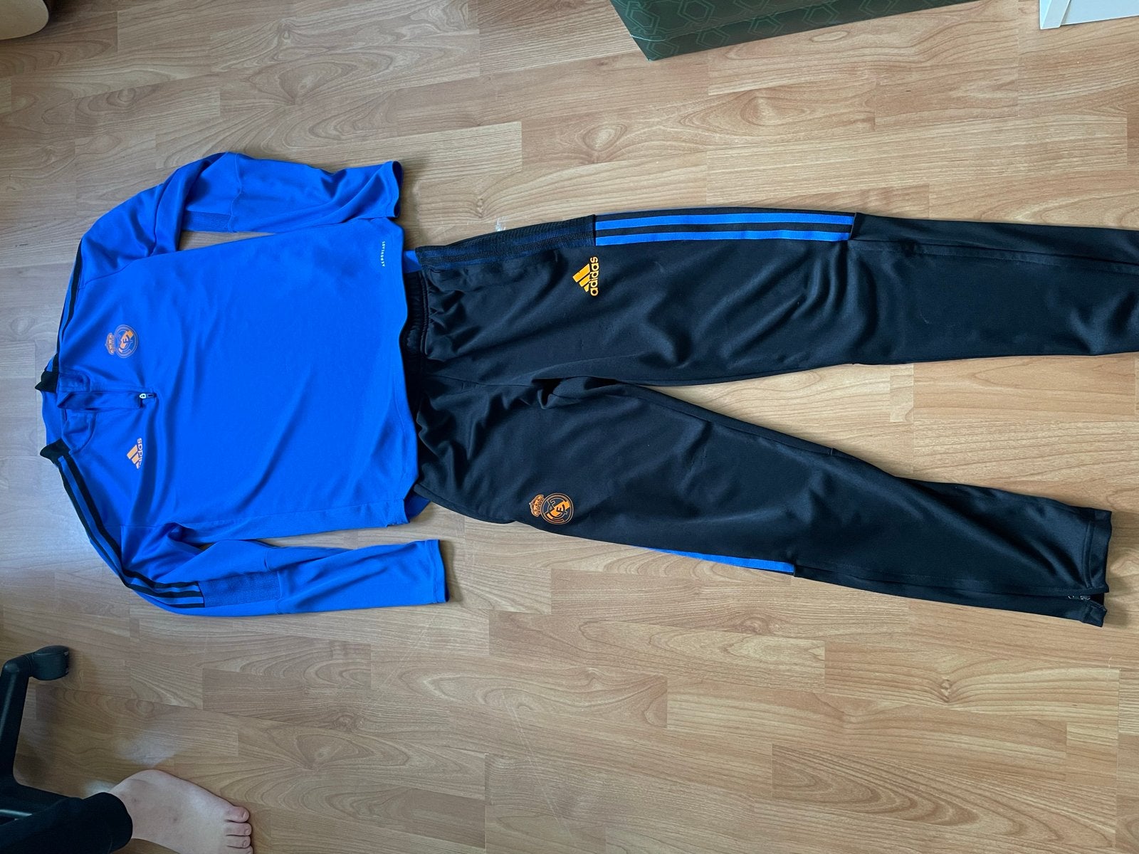 Real Madrid trainingspak Adidas maat S, Sport en Fitness, Maat S, Ophalen of Verzenden, Zo goed als nieuw, Trainingspak