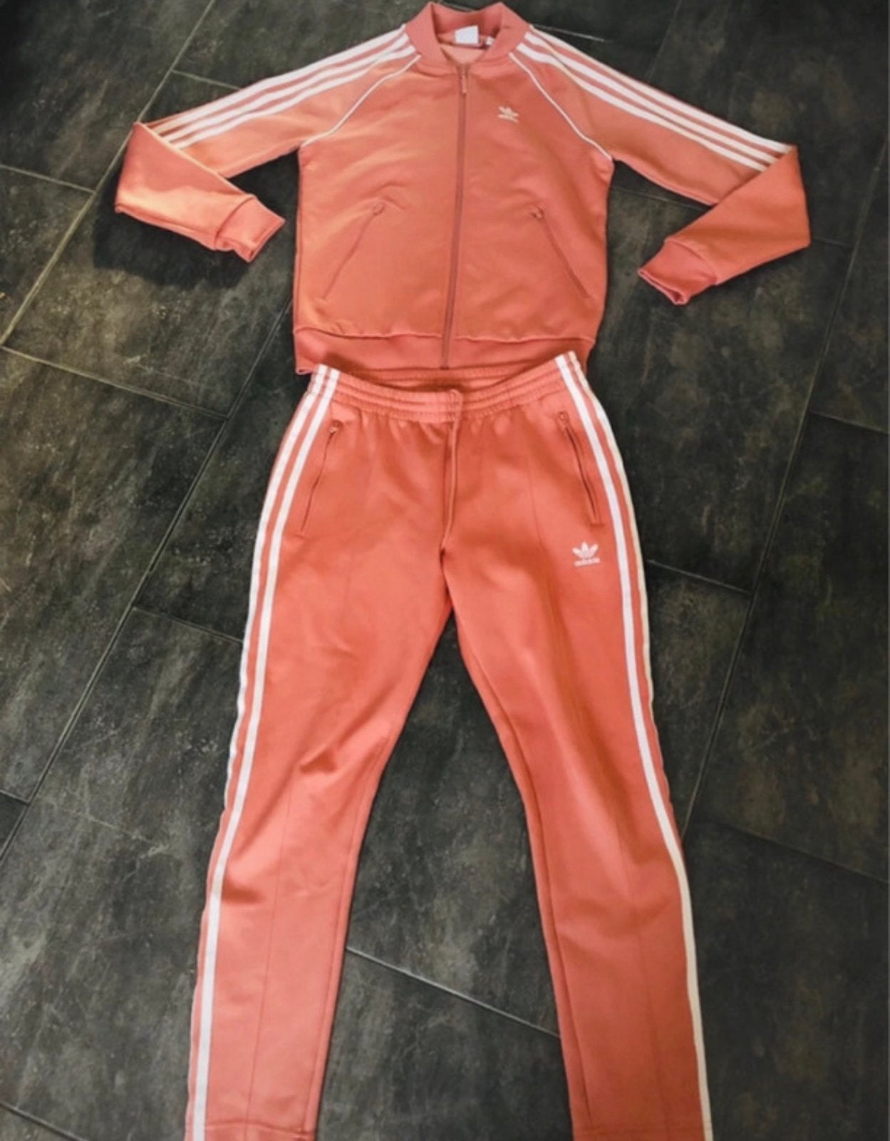 Bijna Nieuw Adidas sportpak - zalmroze met witte strepen, Nieuw, Ophalen of Verzenden, Fitness of Aerobics, Roze