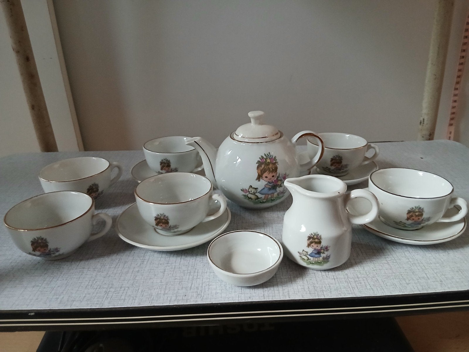 Vintage kinderserviesje met theepot, melkkannetje en kopjes, Ophalen of Verzenden, Gebruikt