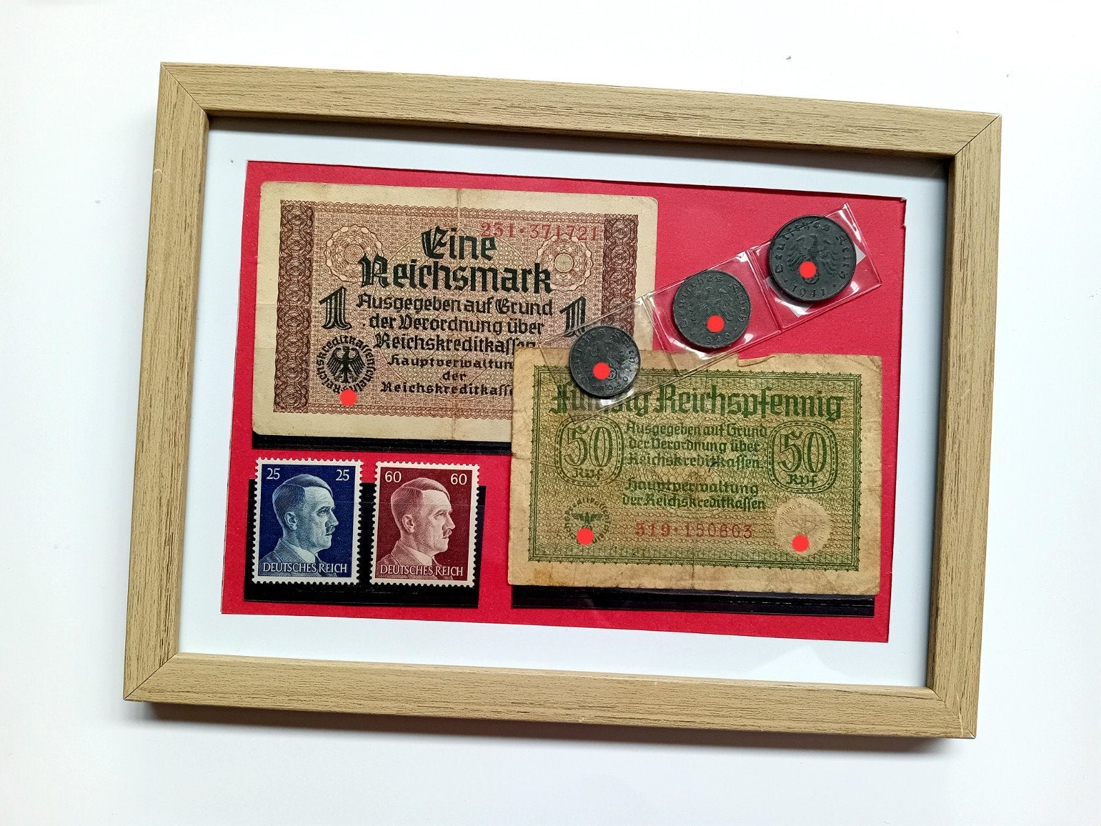 WO2 Ingelijst Display - 1 Reichsmark,Reichspfennig, Zegels, Ophalen of Verzenden