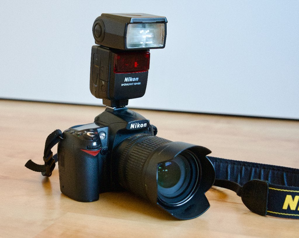 Nikon D90 + 18-105mm VR + SB-600 flitser + accessoires, Audio, Tv en Foto, Ophalen, Beeldstabilisatie, Gebruikt, 4 t/m 7 keer