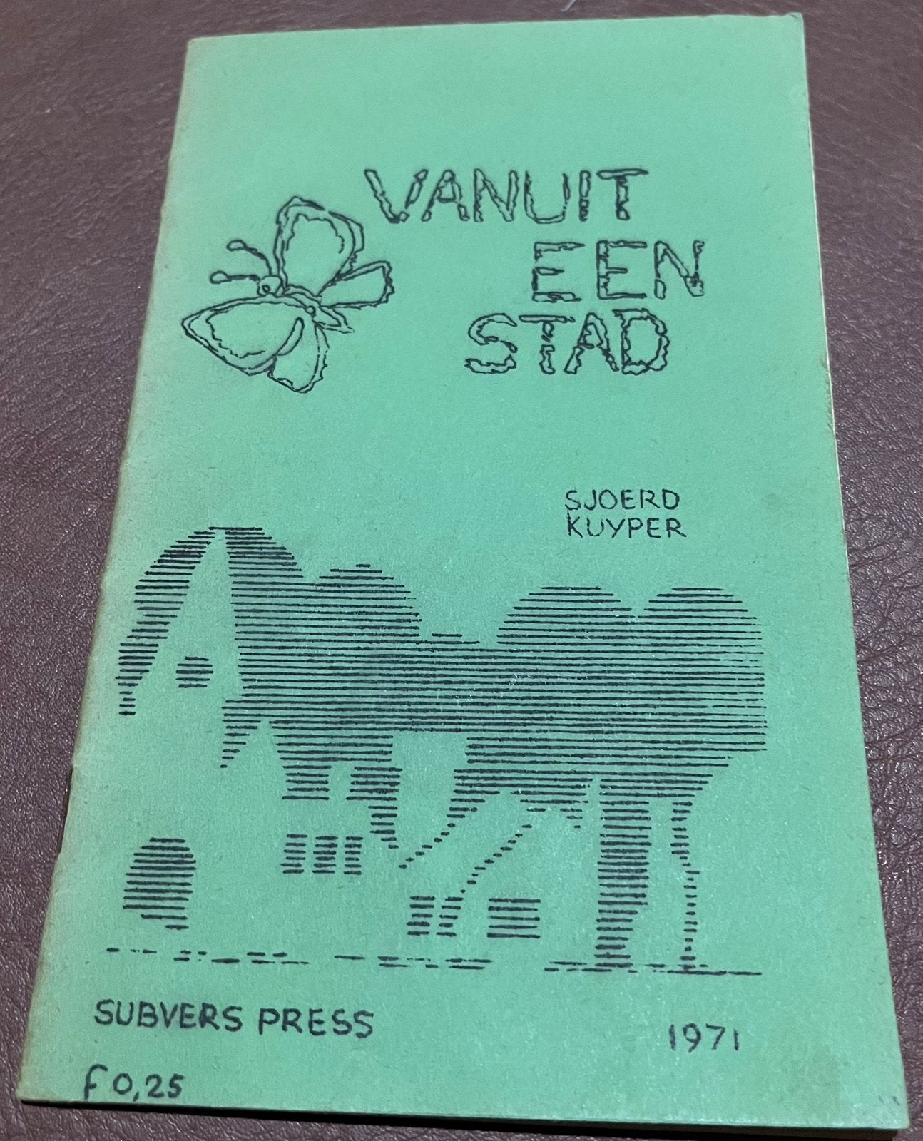 Dun gedichtenboekje - Vanuit een stad - Sjoerd Kuyper - 1971, Ophalen of Verzenden, Gelezen, Eén auteur