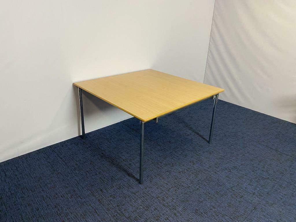 5 x Vergadertafel Randers, licht beuken blad, 120 x 120 cm.