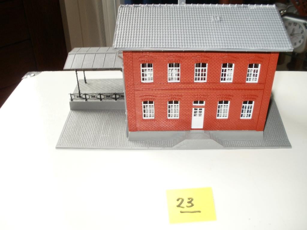 Pola Ho stations gebouw in zeer nette staat, Hobby en Vrije tijd, Modeltreinen | H0, Overige merken, Gelijkstroom of Wisselstroom
