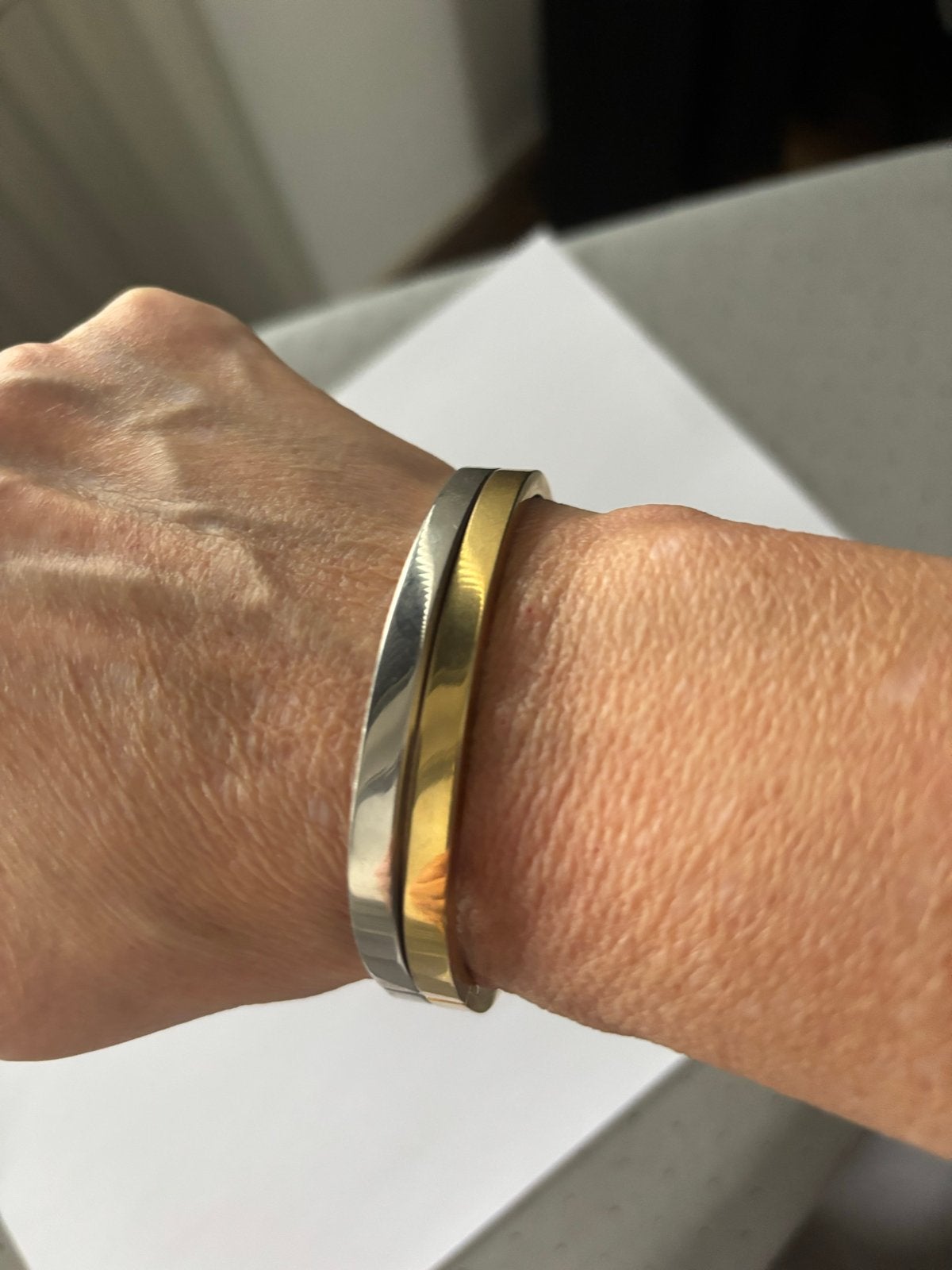 Set van 2 stijlvolle armbanden: goudkleurig en zilverkleurig, Sieraden, Tassen en Uiterlijk, Armbanden, Ophalen of Verzenden, Zo goed als nieuw