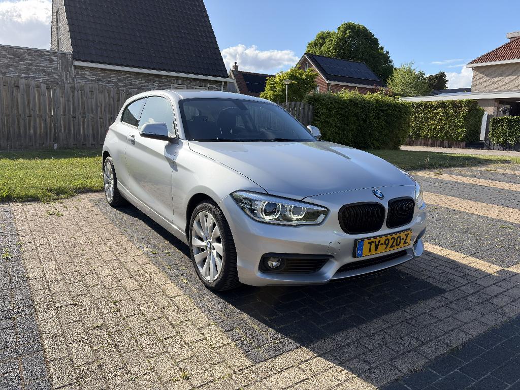 BMW 1-Serie 116i 109pk 2018 Grijs, Auto's, 1-Serie, Zwart, Cruise Control, 1200 kg
