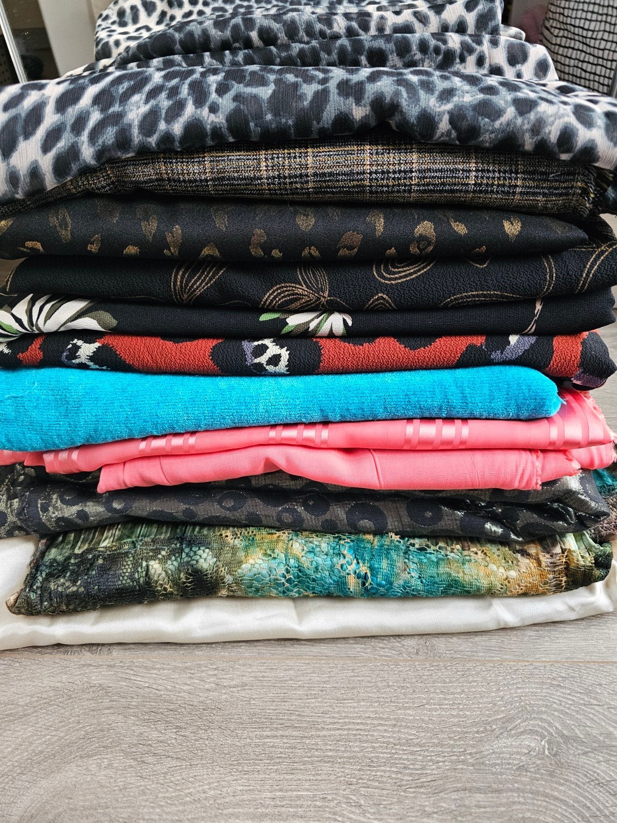 Stapel diverse stoffen - Verschillende patronen en kleuren, Overige materialen, Gebruikt, Meerkleurig, Ophalen of Verzenden