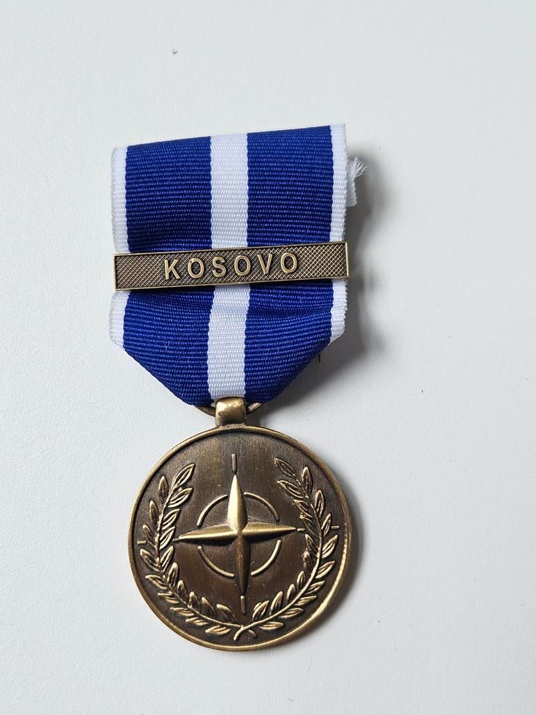 NATO navo medaille onderscheiding Kosovo kfor Joegoslavië, Verzamelen, Militaria | Algemeen, Ophalen of Verzenden, Landmacht, Nederland
