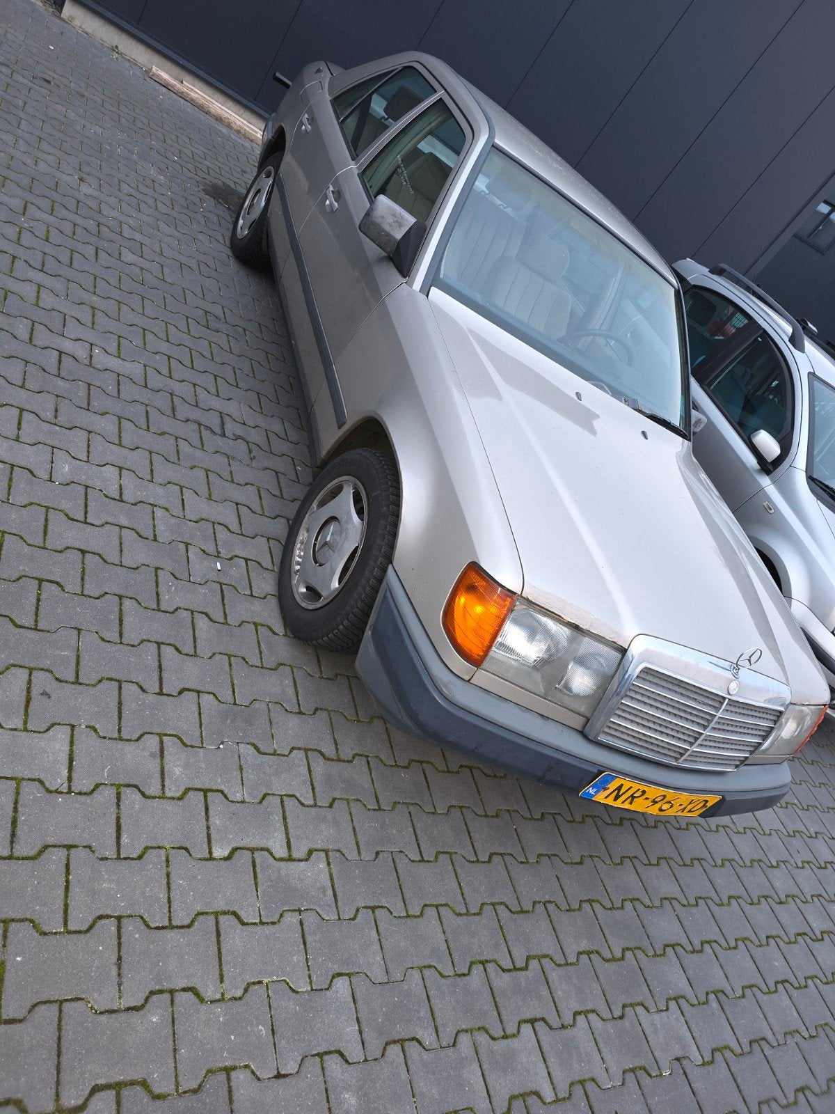 Mercedes-Benz 200-Serie 2.3 230 E AUT 1986 Beige, Auto's, Automaat, 4 cilinders, 1290 kg, Origineel Nederlands