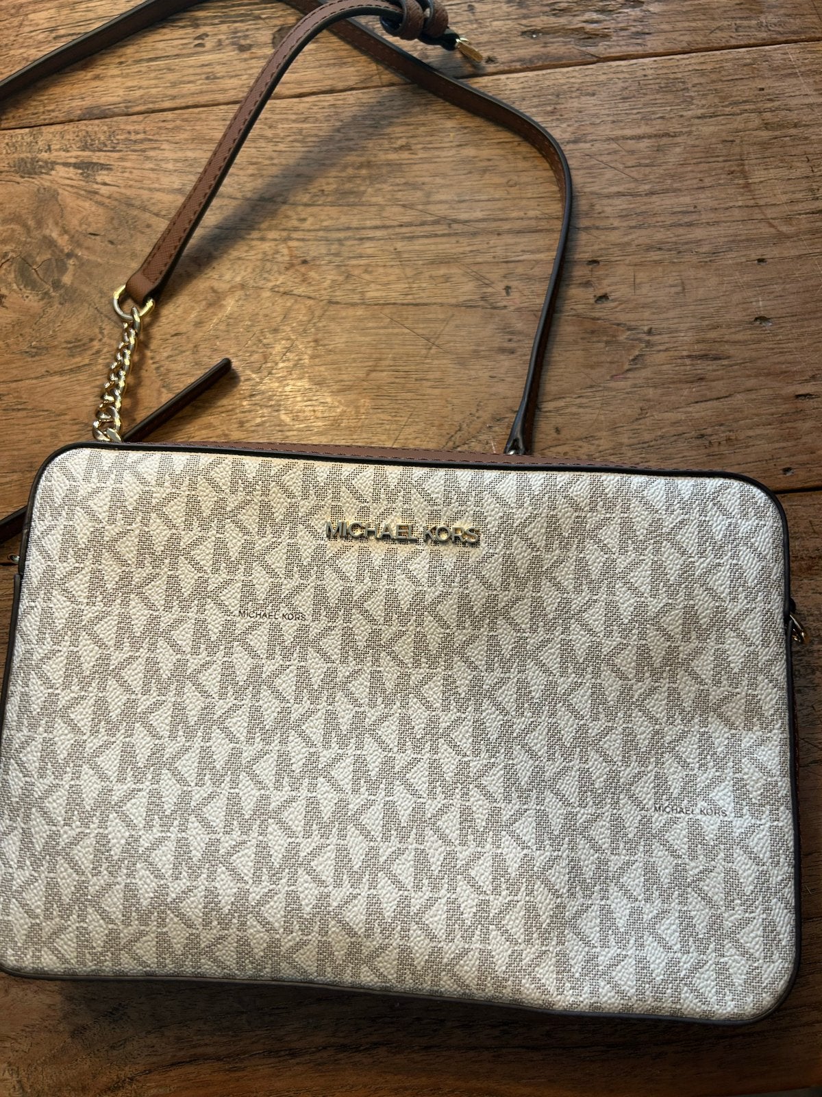 Michael Kors Schoudertasje - Zo goed als nieuw, Ophalen of Verzenden, Zo goed als nieuw, Beige, Schoudertasje