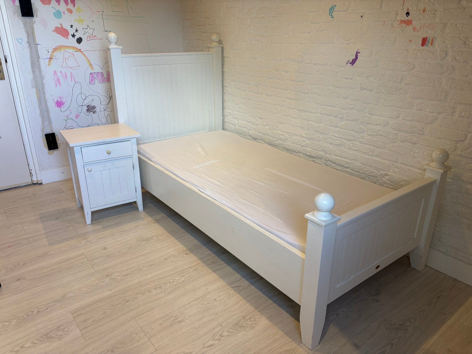 Kinderbed 200x90cm incl matras lattenbodem en nachtkastje