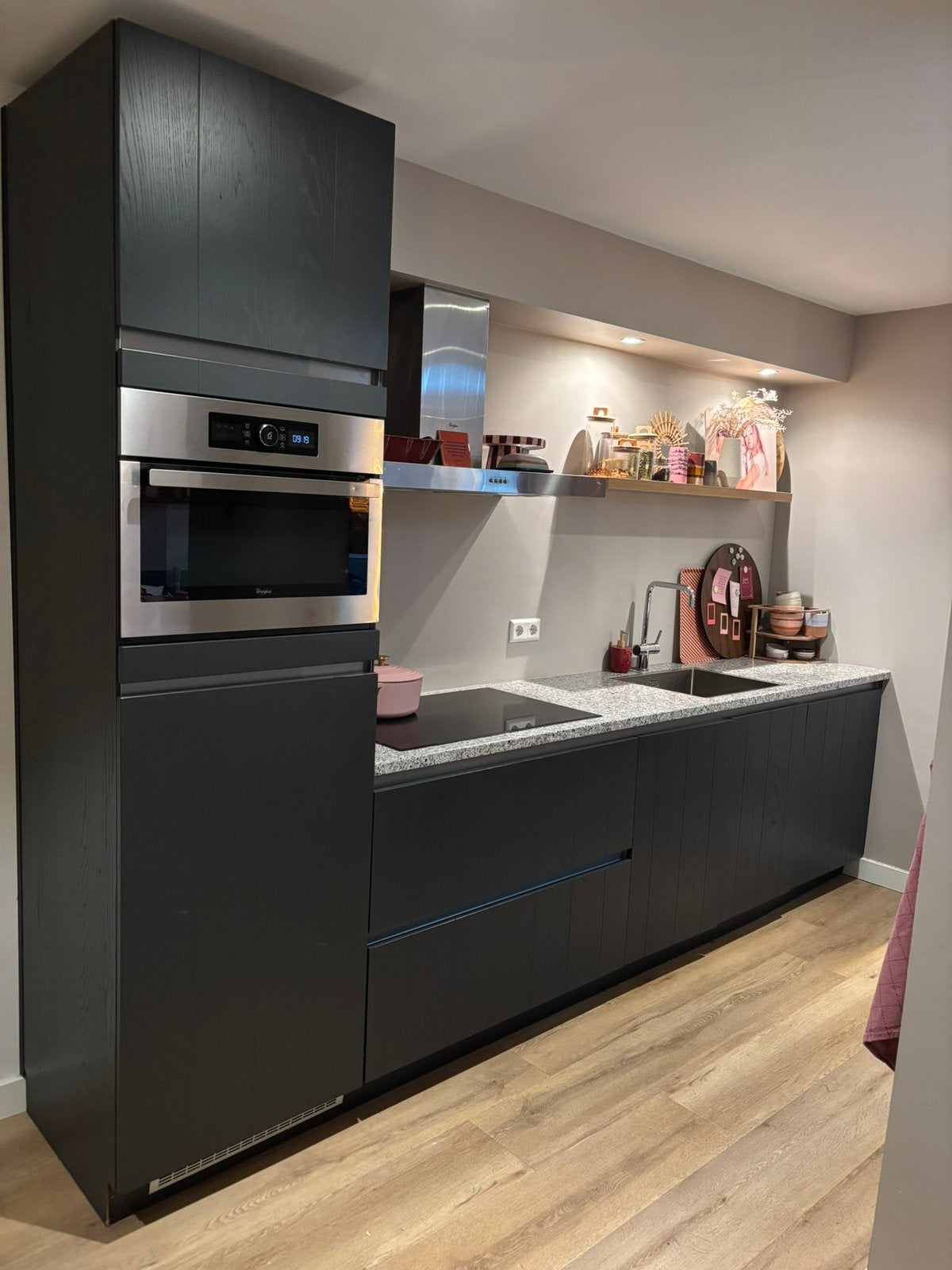 Moderne houten keuken met eiland en apparatuur, Ophalen, Zo goed als nieuw, Graniet of Steen, Met kookeiland