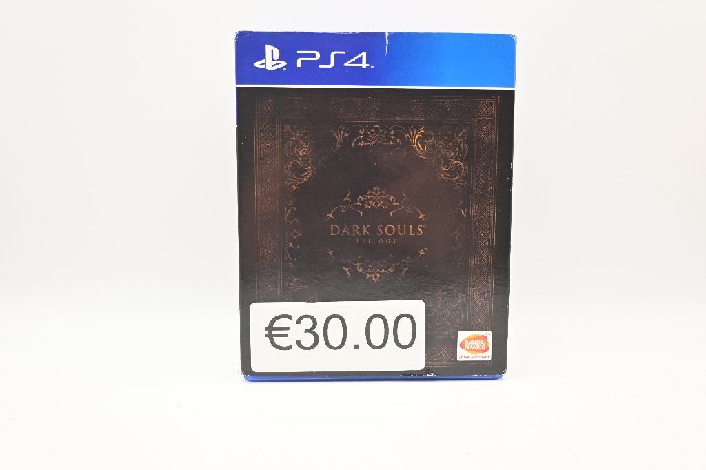 Dark Souls Trilogy PS4 - Nieuwstaat Diverse Ps 4 Games, Spelcomputers en Games, Online, Support@bandainamcoent.eu, 1 speler, Bandai Namco Entertainment Europe, 15 rue Félix Mangini, 69009 Lyon, Frankrijk