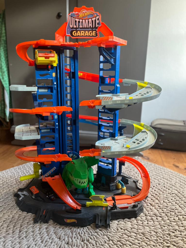 Mega grote racebaan Hot Wheels / Dino attack / met autos, Ophalen, Zo goed als nieuw, Handmatig, Hot Wheels