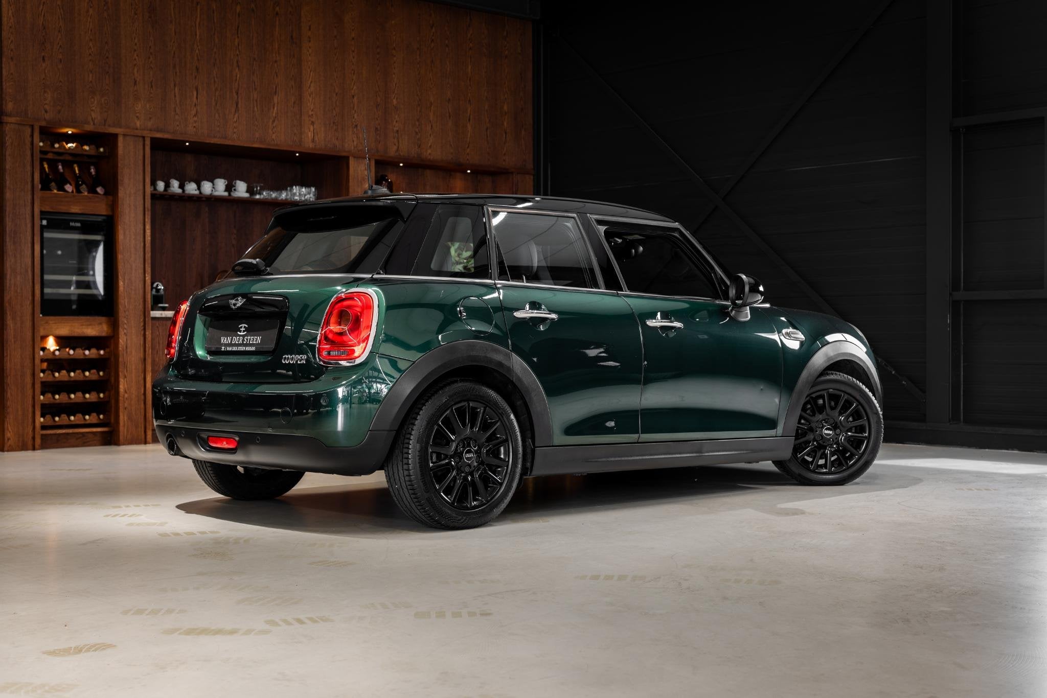 MINI 5-Deurs 1.5 Cooper Pepper Business NL Auto | Dealer Ond, Auto's, Mini, 136 pk, Gebruikt, 49 €/maand, Origineel Nederlands