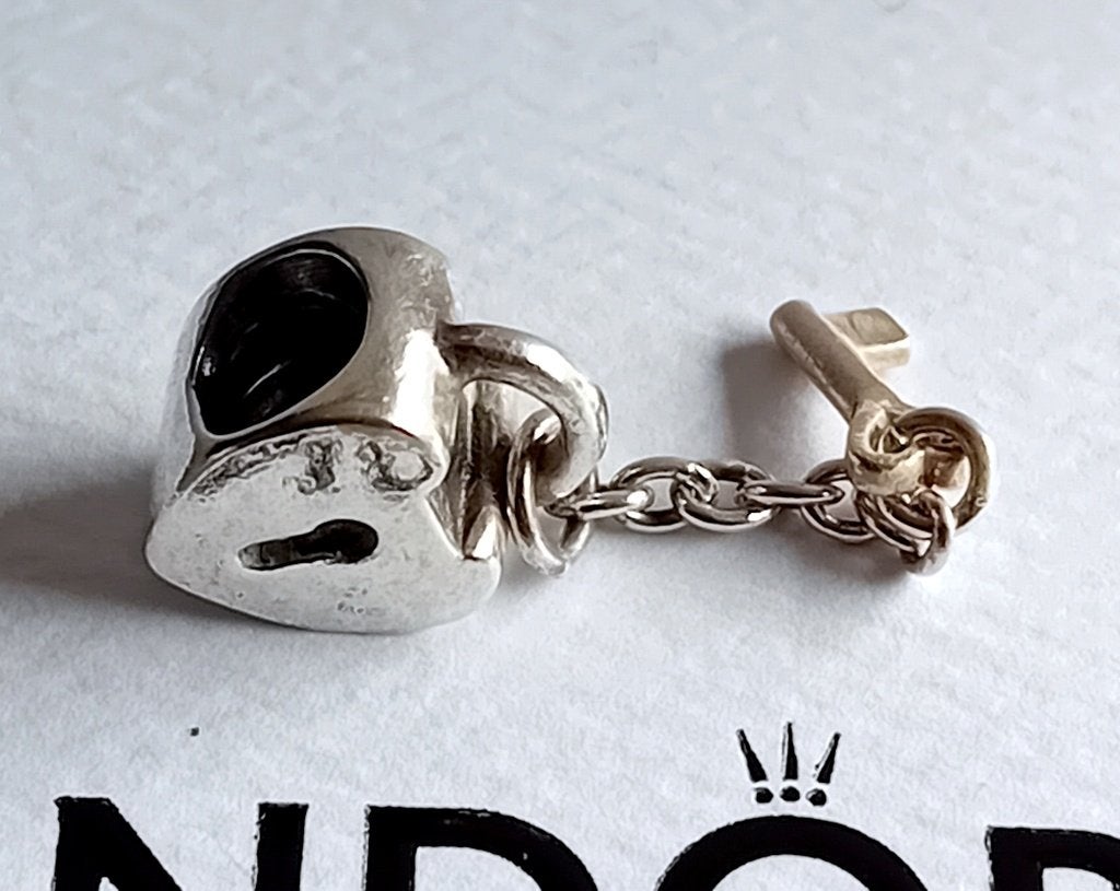 Nieuw aanbod; Zilveren Pandora Hartje met Gouden sleuteltje, Pandora, Ophalen of Verzenden, Zo goed als nieuw, 1 bedel