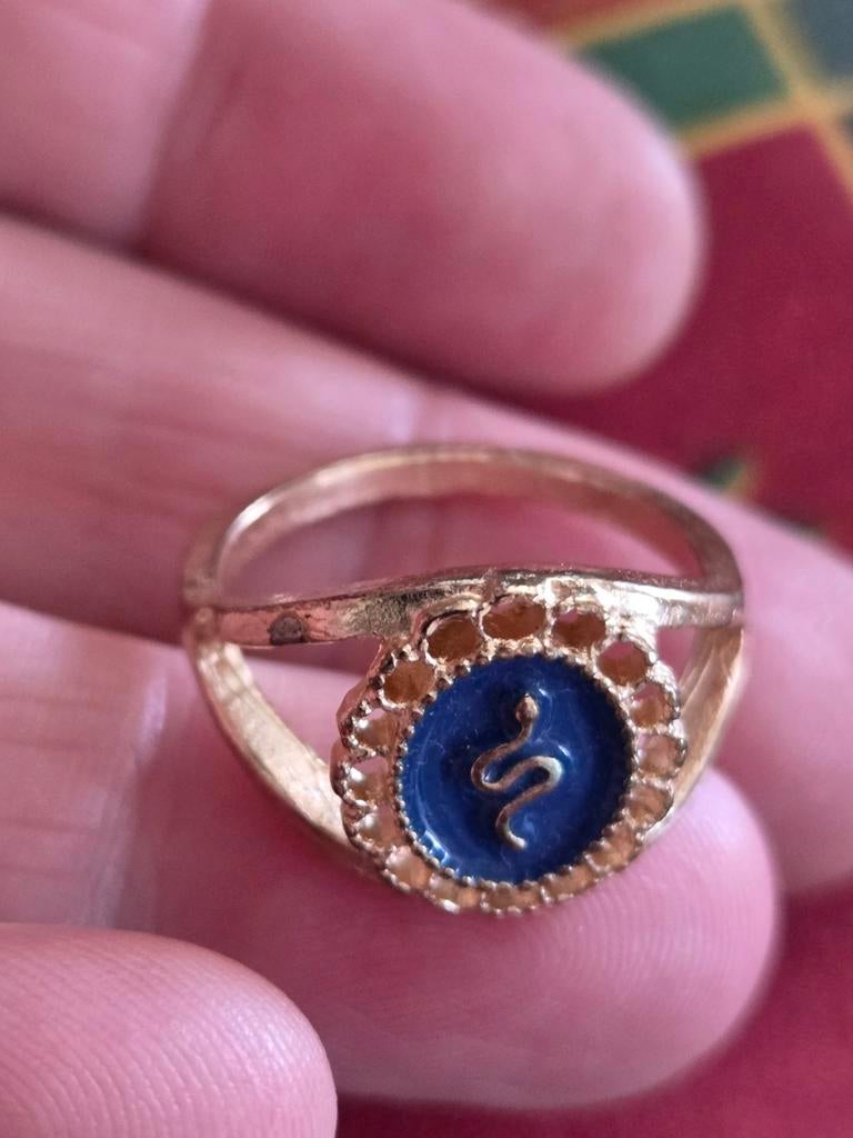 Goudkleurige ring met blauw emaille en slang motief, maat 18, Sieraden, Tassen en Uiterlijk, Ringen, 18 tot 19, Blauw, Nieuw, Ophalen of Verzenden