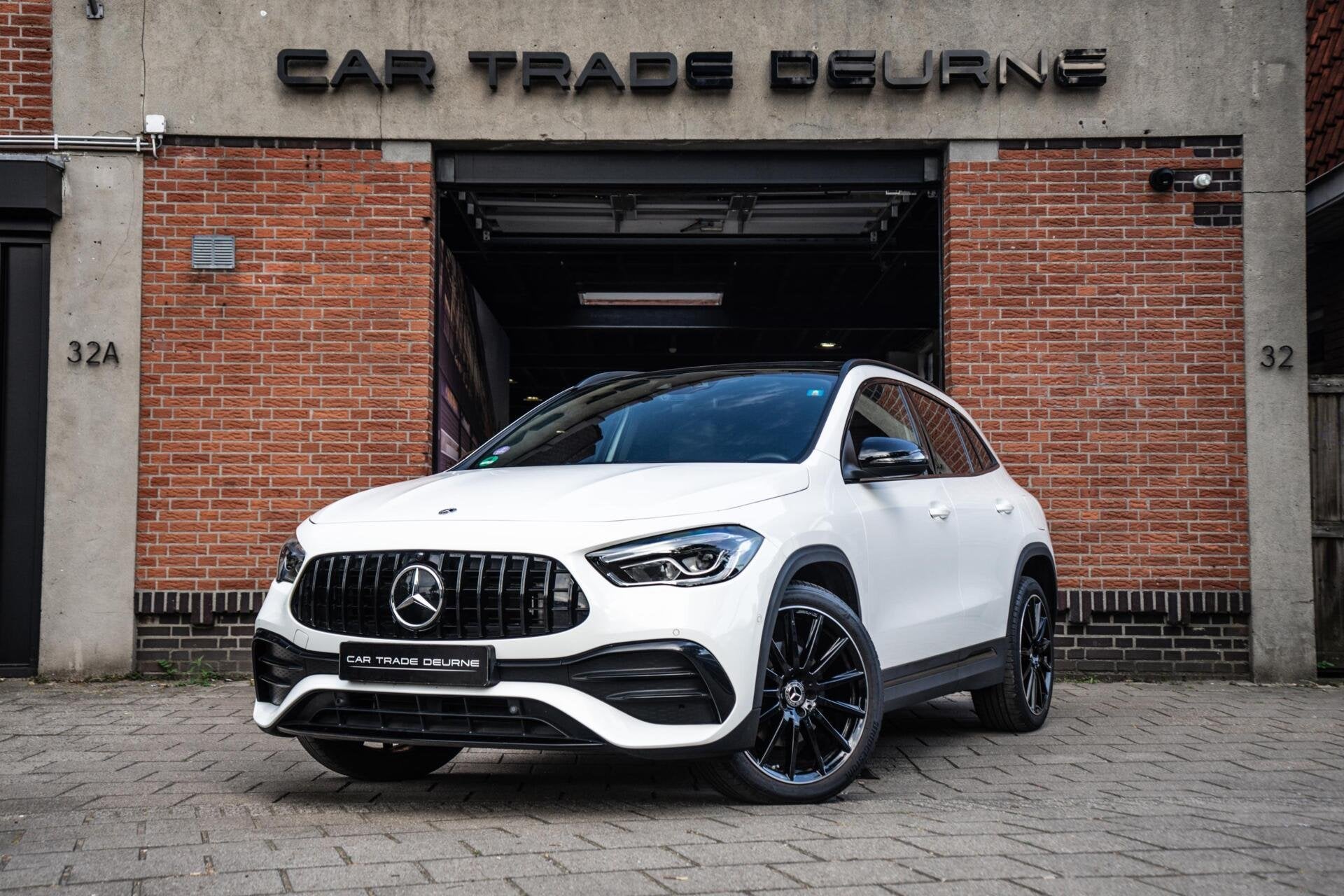 Mercedes GLA-klasse 250 e AMG Line Pano / Camera / Trekhaak, Auto's, 77 km/l, Gebruikt, Zwart, Alcantara