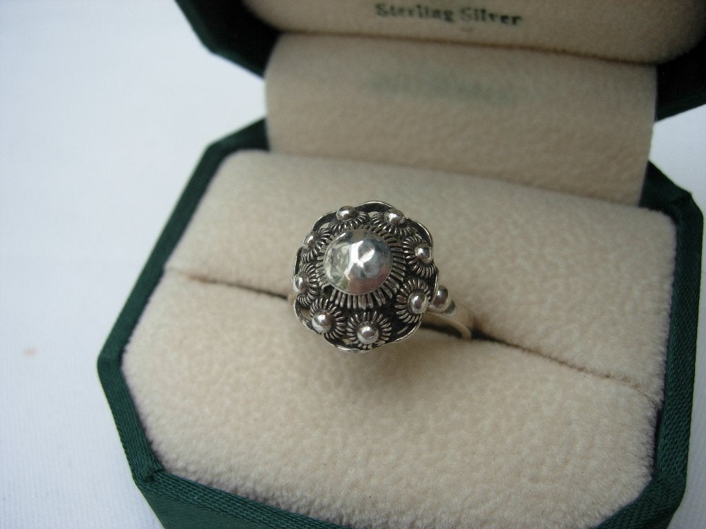 ZILVEREN ZEEUWSE KNOP RING., Verzenden, Zilver, Ring