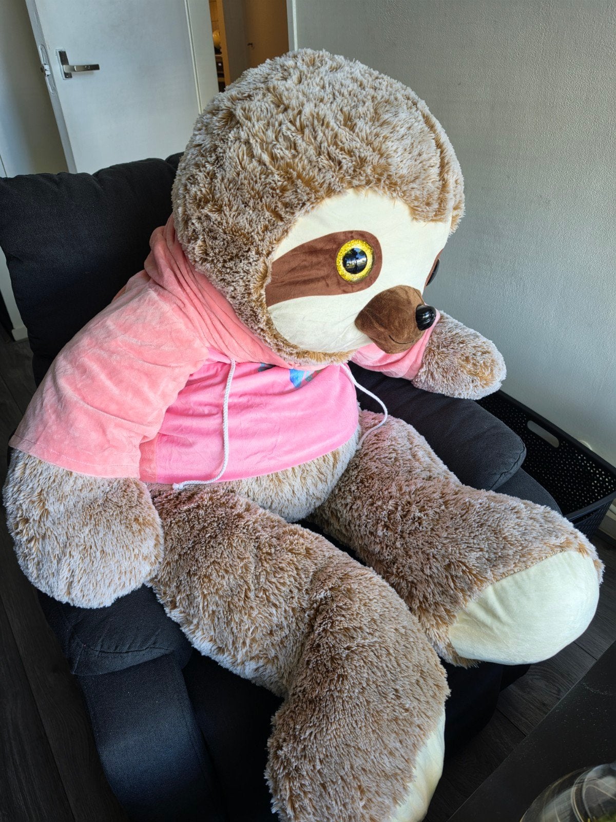 Grote knuffel luiaard met roze hoodie, Overige typen, Ophalen of Verzenden, Zo goed als nieuw, Met kleding of accessoire