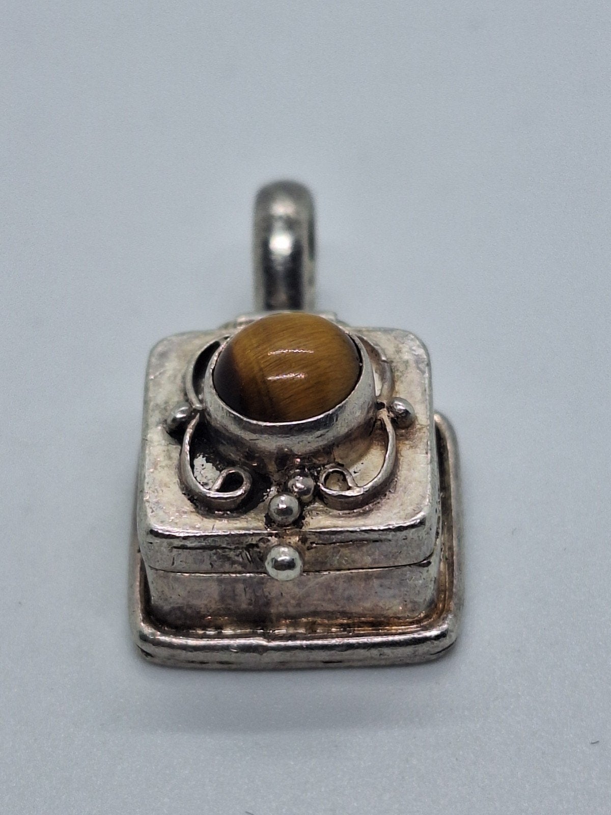 Antieke zilveren hanger pillendoosje met tijgeroog