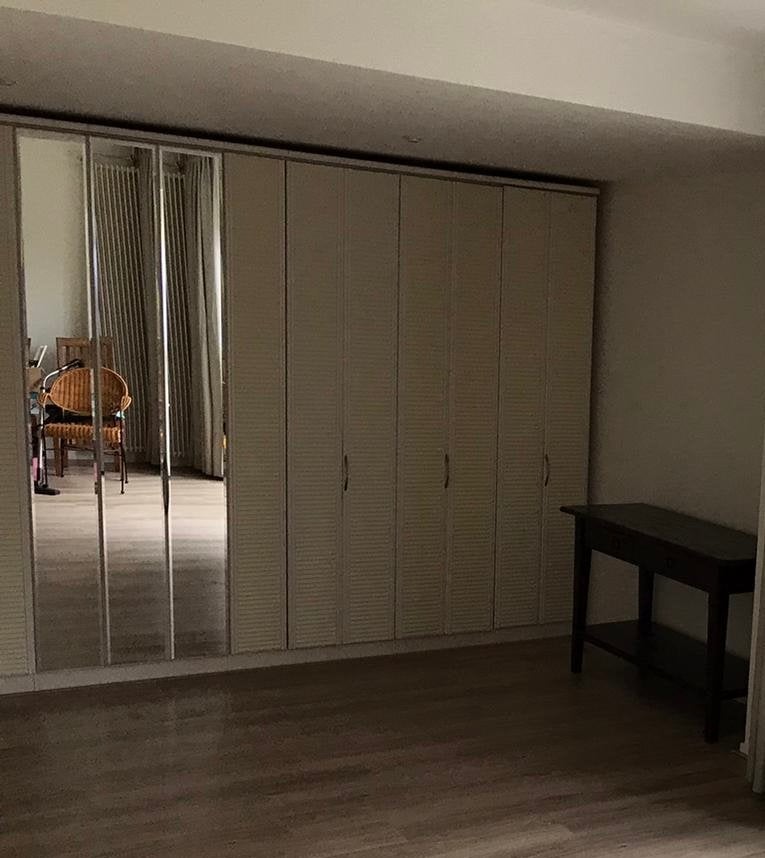 Witte Kastenwand met Louvre deurtjes en spiegel, Huis en Inrichting, Kasten | Kledingkasten, Ophalen, Gebruikt, 200 cm of meer
