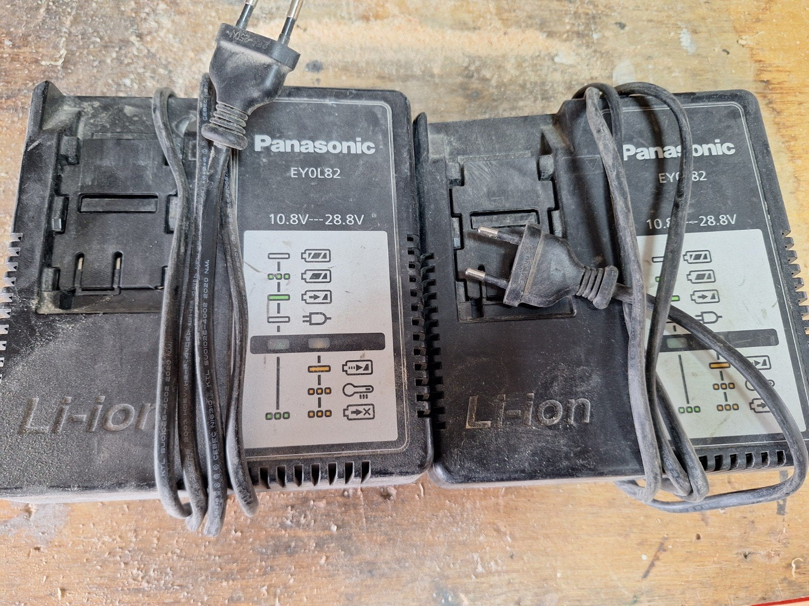 2x Panasonic EYOL82 Li-ion Opladers 10.8V-28.8V, Ophalen, Gebruikt, Overige typen