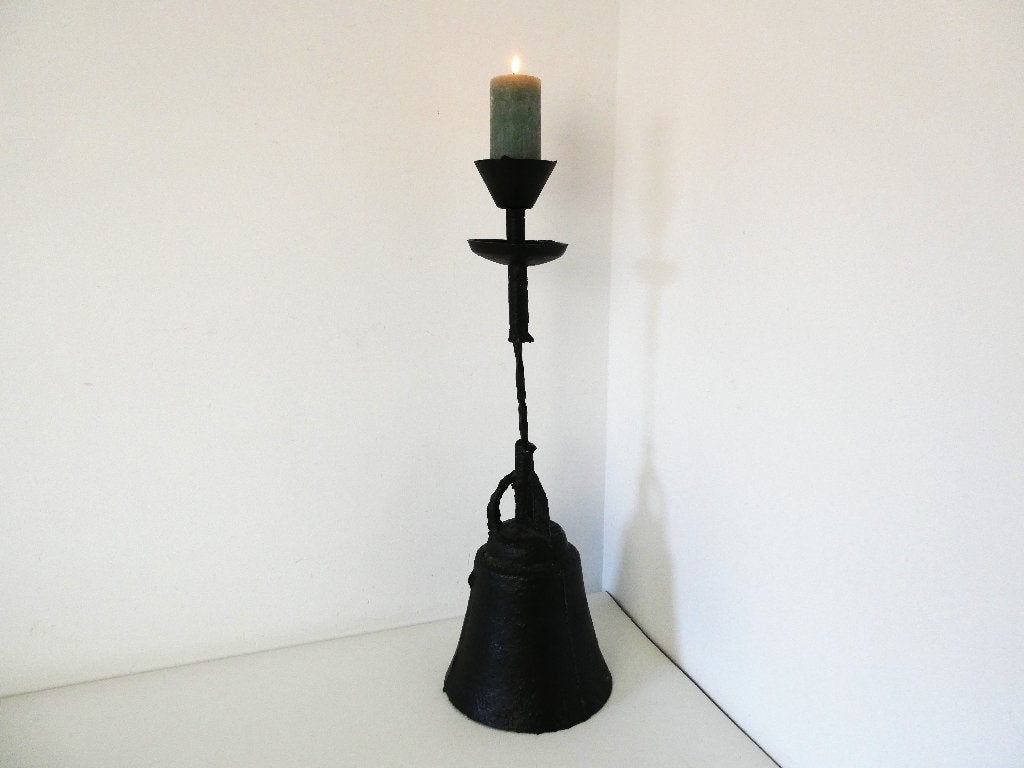 Een decoratieve kandelaar met een voet in klok vorm, Ophalen of Verzenden, Overige materialen