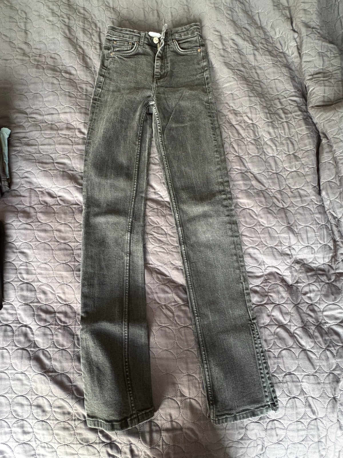 Zara grijze jeans met split, maat 32, Kleding | Dames, Ophalen of Verzenden, Zo goed als nieuw, Grijs, W27 (confectie 34) of kleiner