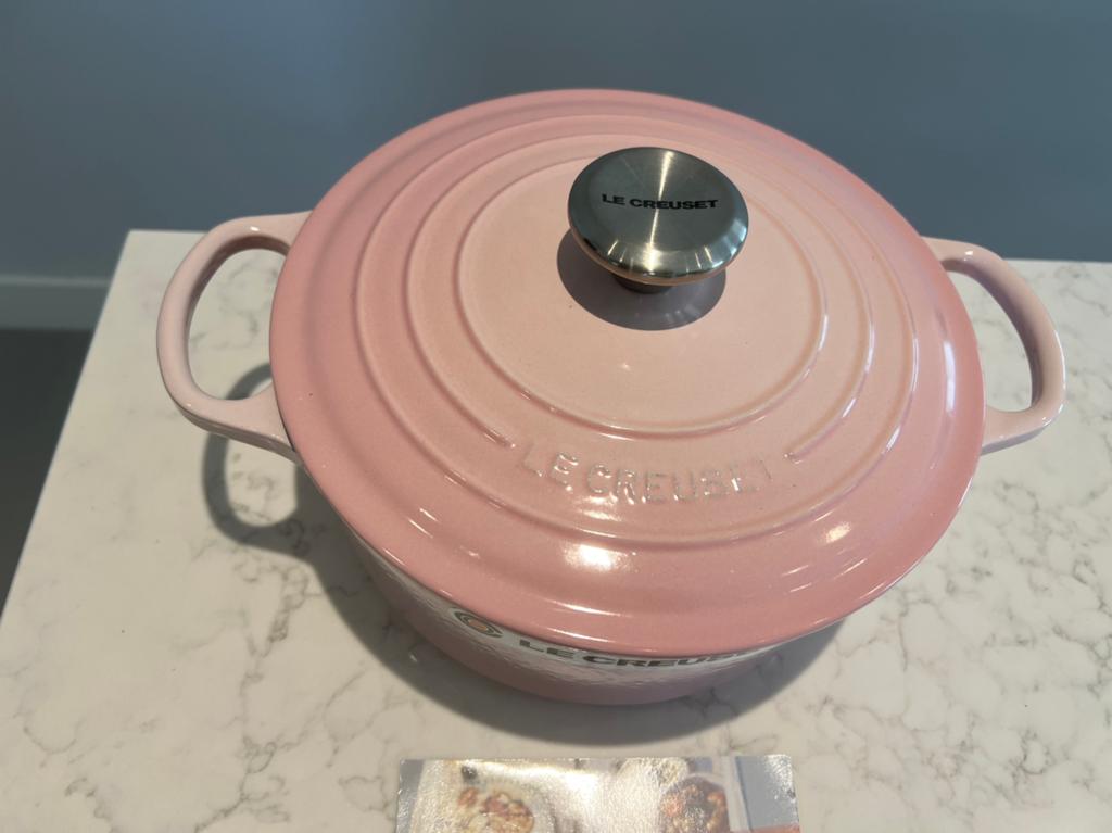 Nieuwe Le Creuset braadpan Shell Pink 24 cm, Gietijzer, Nieuw, Ophalen of Verzenden, Keramische plaat
