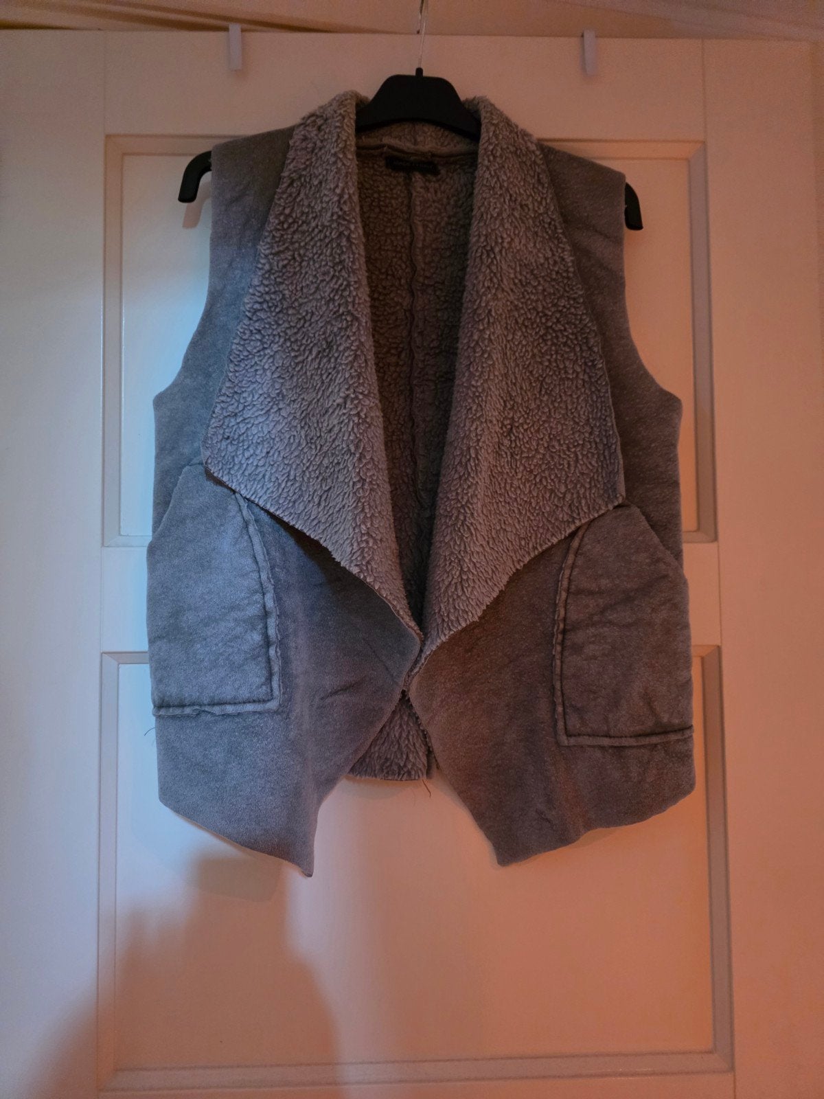 Grijze mouwloze vest met teddy voering, Maat 38/40 (M), Ophalen of Verzenden, Grijs, Onbekend