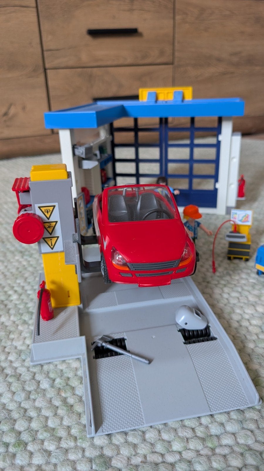 Foto 6 van Playmobil City Life Garage 70202 met auto en figuren