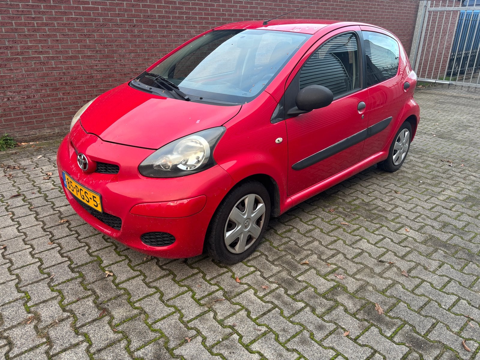 Toyota Aygo 1.0 12V Vvt-i 5DRS 2011 Rood, Auto's, Voorwielaandrijving, Stof, 4 stoelen, 68 pk