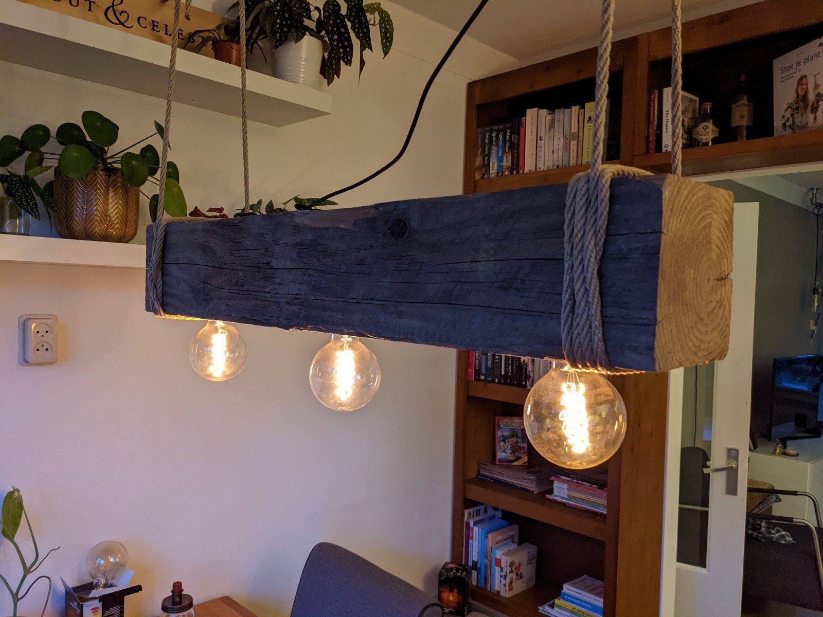 Hanglamp van mooie houten balk met katrollen, Huis en Inrichting, Lampen | Hanglampen, Ophalen, Gebruikt, Hout, E27 (groot)
