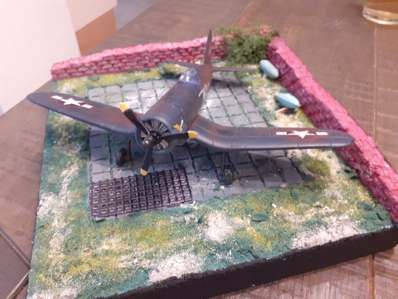 Diorama WO2 Corsair vliegtuig met motor, Ophalen of Verzenden, Gebruikt, Vliegtuig