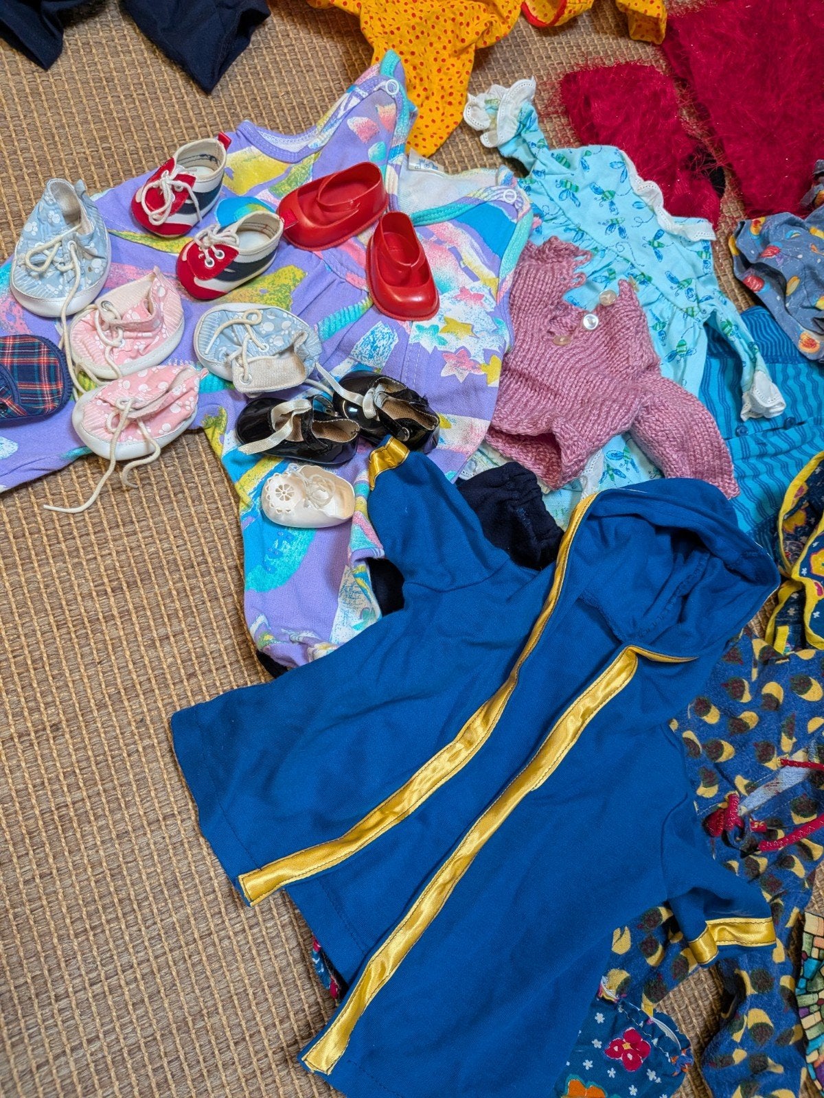 Grote partij zelfgemaakte poppenkleding, Ophalen of Verzenden, Gebruikt, Onbekend, Jongetje of Meisje
